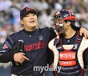 [MD포토] 한현희 '손성빈 괜찮아'