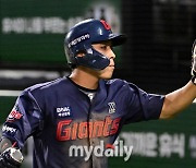 [MD포토] 황성빈 '발로 만들어낸 1점'