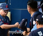 [MD포토] 김태형 감독 '통산 700승 하이파이브'