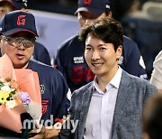 [MD포토] 통산 700승 김태형 감독 '박준혁 단장의 축하 받으며'