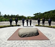 너럭바위 앞에선 김동연 경기지사 내외