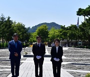 참배하는 김동연 경기지사 내외