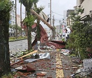 태풍 '산산', 일본 규슈 할퀴고 동진…사망·부상자 속출에 교통 마비