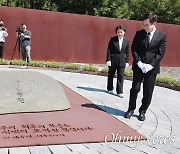 김동연, 노무현 묘소 참배 "사람사는 세상의 꿈, 더 크게"