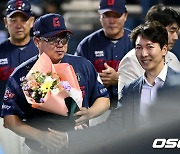 롯데 김태형 감독 개인통산 700승 축하 꽃다발 전하는 박준혁 단장 [사진]