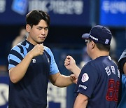 김진욱과 승리 하이파이브 나누는 롯데 김태형 감독 [사진]