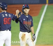 [포토] 황성빈 '고제트도 반해버린 미친 질주'