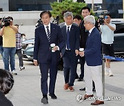 '물음표' 새겨진 커피 들고 검찰 출석한 조국…"메시지 전달"