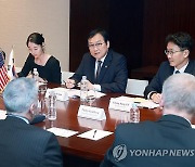 미국 하원의원단과 면담하는 정인교 통상교섭본부장