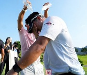 [포토]이승택,감격의 눈물과 축하 물세레