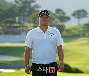 [포토]이승택,우승 트로피를 기다리며