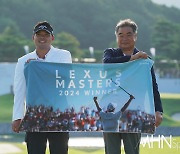 [mhn포토] 이승택 콘야마 마나부 렉서스 회장과 휘장 들고