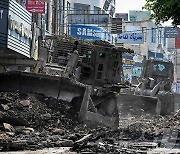 [포토]첫 전사자 나온 제닌 도로 갈아엎는 이스라엘군