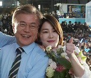 '사위 특혜채용 의혹' 딸 압수수색…영장엔 문 전 대통령 피의자로 적시