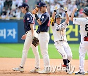 [MD포토] 정수빈 '7회 단 한번의 찬스로 동점'