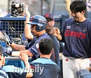 [MD포토] 정훈 '롯데 가을야구 희망 살린 결정적인 타점 주인공'