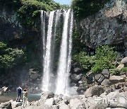 제주 정방폭포 23m 물줄기