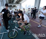 자전거 발전기로 전구 밝히기 '도전'