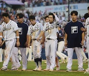 연장 승부 끝에 3-4으로 패한 두산 선수들