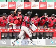 '3:3→6:3' 전주고, 8회말 빅이닝 앞세워 경기상업고 꺾고 봉황대기 정상…MVP 서영준