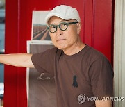 포즈 취하는 허영만 작가