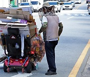 [르포] "생계 위해서" 폭염에도 놓지 못하는 폐지