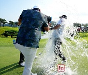 [포토]이승택,데뷔 첫 승 축하 물폭탄