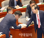 [포토]예결위 전체회의, '악수하는 한덕수-최상목'