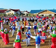 "마을마다 노랫소리"…북한 덕성 사과농장 살림집 입사모임 진행