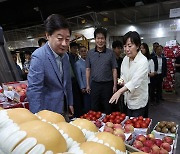 사과·배 수급상황 점검하는 송미령 장관