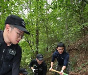 신중하게 유해발굴