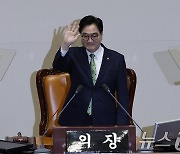 우원식 국회의장 '반갑습니다'