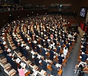 22대 국회 개원식 '국회의원 선서'