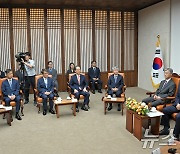 22대 국회 개원 전 환담 나누는 참석자들