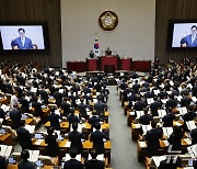 선서하는 우원식 의장과 22대 국회의원들