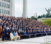 22대 국회의원 임기 96일만에 기념 촬영