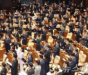 대통령 불참 속 늑장개원…22대 의원들 "김치 대신 협치" 사진 찰칵