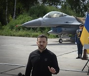 우크라 F-16, 자국 패트리엇 맞아 추락 의혹…젤렌스키, 공군사령관 해임