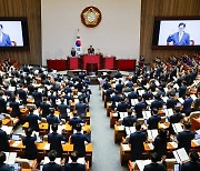 우원식 “尹 불참 아쉽다” 쓴소리에 野 박수…기념촬영땐 ‘김치’ 대신 ‘협치’