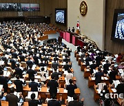 대통령 불참 속 '최장 늑장 개원'…의장 “갈등 속 할 일은 하는 것이 정치”