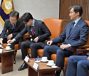 "송구합니다"로 개원한 국회 … 의장연설엔 野만 박수