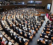 [헤럴드pic] 선서하는 22대 국회의원