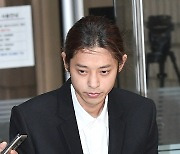 클럽서 여자 꼬신 정준영, 또 프랑스 목격담…현지인 “얘들아 조심해”