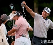 '초대 챔피언' 축하 세례 받는 유해란