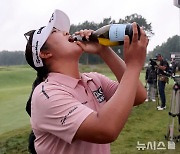 우승 축하 샴페인 마시는 유해란