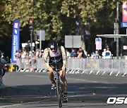 패럴림픽 철인 3종 사이클 타는 김황태 [사진]