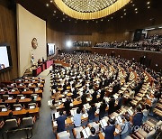 선서하는 제22대 국회의원들