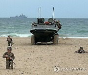 상륙에 성공한 미국 해병대 장갑차