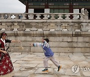 경복궁 근정전, '아래서만 보세요'