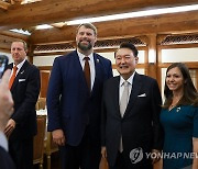 윤석열 대통령, 케이티 브릿 미 상원의원 부부와 기념 촬영